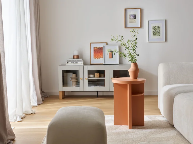 Jasny salon z okrągłym stolikiem